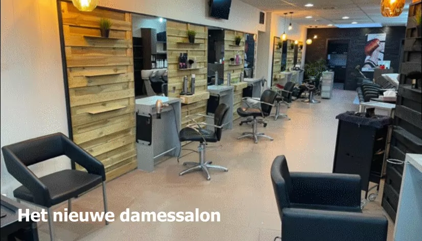 Interieur van het damessalon van Hair Design Beveren met kappersstoelen, spiegels en houten productrekken